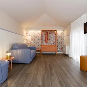 casa-flores-apartments.hotelinveneto.com/